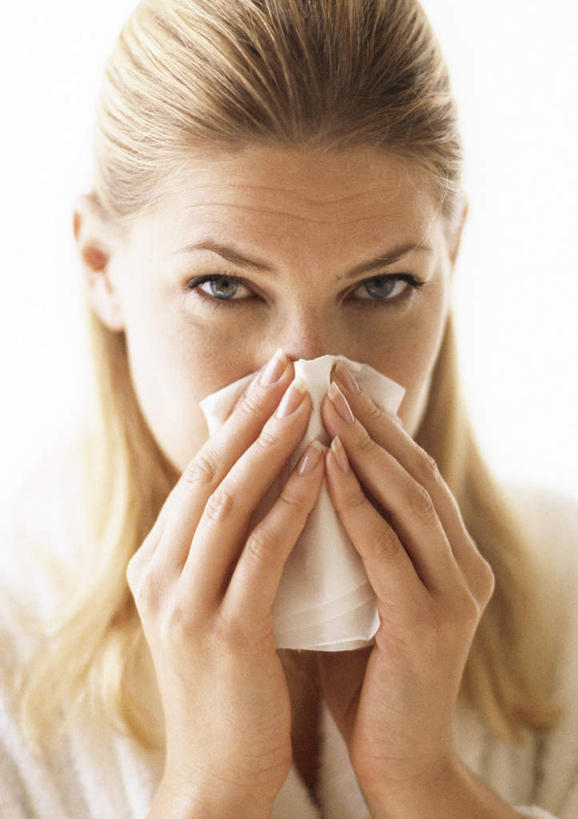 西方人,脸,头,脸颊,一个人,站,竖图,室内,特写,白天,正面,欧洲,欧洲人,仅一个年轻女性,仅一个女性,仅一个人,拿,拿着,纸巾,站着,难受,生病,年轻女性,女人,女性,白种人,头部,脸部,脸蛋,面部,站立,半身,彩图