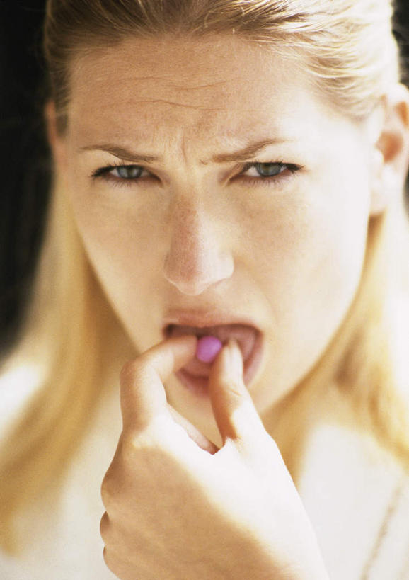 西方人,脸,头,脸颊,一个人,站,竖图,室内,特写,白天,正面,欧洲,欧洲人,仅一个年轻女性,仅一个女性,仅一个人,一片,药丸,拿,拿着,药片,站着,难受,疼痛,年轻女性,女人,女性,白种人,头部,脸部,脸蛋,面部,站立,半身,彩图