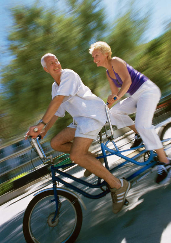 西方人,两个人,坐,竖图,室外,白天,正面,爱情,植物,道路,路,公路,自行车,欧洲,欧洲人,阴影,光线,影子,云,云朵,交通,浪漫,云彩,车,脚踏车,树,树木,蓝色,绿色,白云,蓝天,天空,阳光,自然,交通工具,天,温暖,温馨,恩爱,恋人,生长,成长,和睦,男人,男性,女人,女性,中年男性,中年女性,白种人,情侣,马路,坐着,彩图,全身,伴侣,融洽