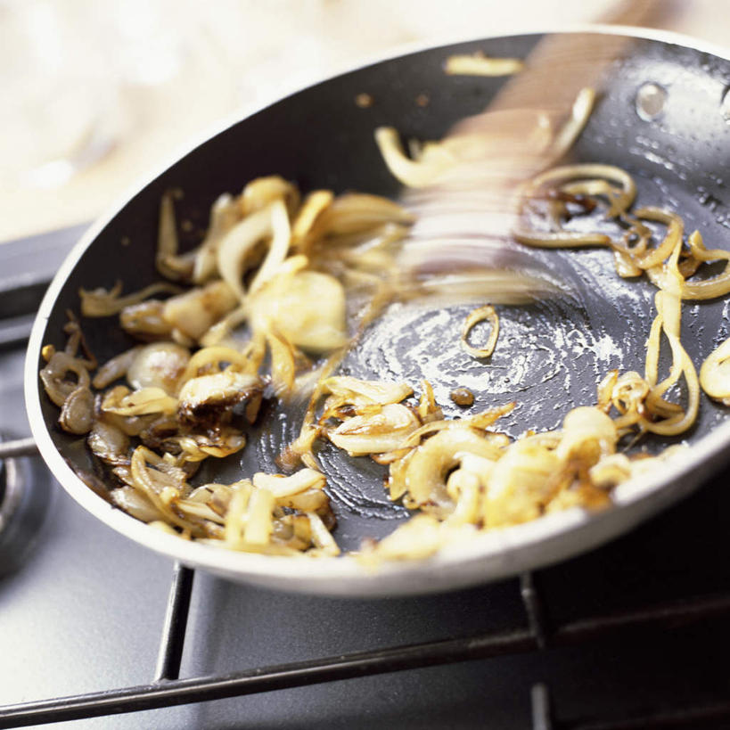 无人,方图,俯视,室内,特写,白天,烹饪,餐桌,桌子,蔬菜,洋葱,静物,厨具,朦胧,模糊,新鲜,食品,锅,切丝,食物,有机食品,绿色食品,餐台,烹饪用具,烹调用具,圆葱,洋葱头,球葱,烹调,彩图,高角度拍摄