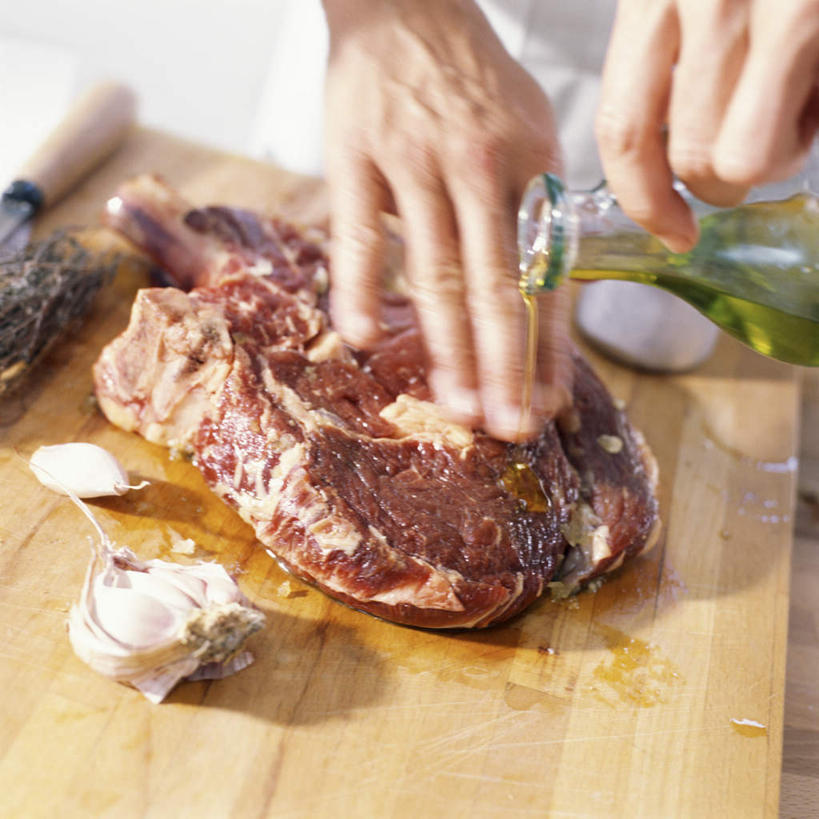 西方人,手,一个人,站,方图,俯视,室内,特写,白天,餐桌,桌子,欧洲,欧洲人,仅一个男性,仅一个人,准备,阴影,光线,影子,肉,橄榄油,拿,拿着,涂抹,加工,羊肉,肉类,玻璃制品,腌制,仅一个年轻男性,阳光,玻璃瓶,瓶子,站着,手部,餐台,处理,肉食,男人,男性,年轻男性,白种人,站立,半身,彩图,高角度拍摄