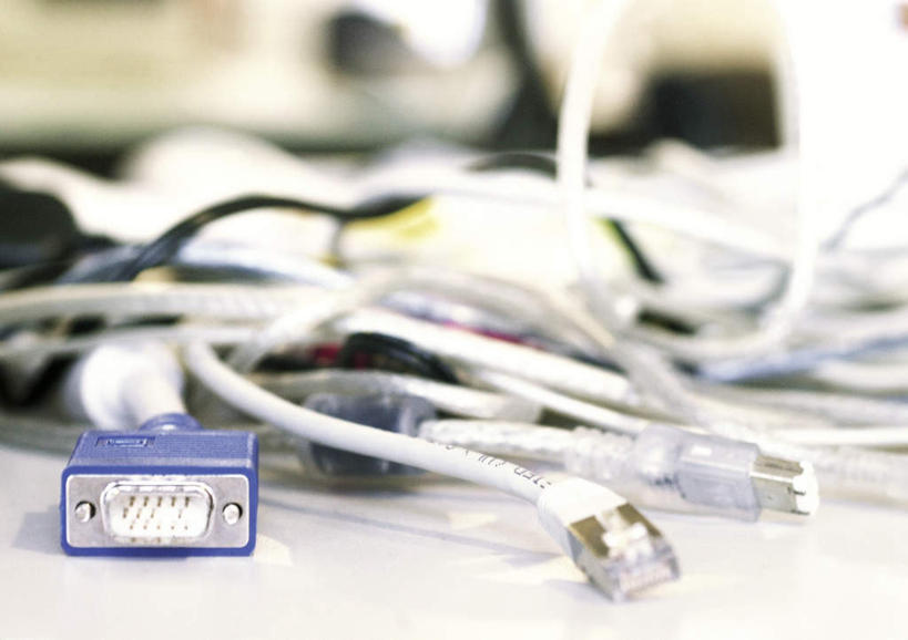 西方人,无人,办公室,横图,室内,特写,白天,正面,数据,家具,桌子,静物,欧洲,欧洲人,一堆,许多,堆叠,堆积,朦胧,模糊,传输,信息,线,办公桌,USB接口,通用串行总线,堆,接口,数据线,端口,视频线,办公家具,白种人,彩图