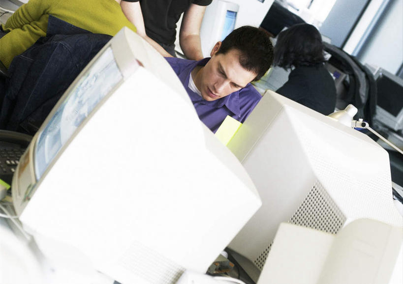 西方人,四个人,同事,商务人士,商务男性,商务女性,站,坐,横图,俯视,室内,白天,衬衫,成功,合作,团队,集体,信心,电脑,显示器,鼠标,键盘,台灯,照明,欧洲,欧洲人,握,套装,朦胧,模糊,网络,材料,档案,文件,灯光,拿,拿着,注视,输入设备,通讯设备,队伍,灯,资料,灯具,观察,看,站着,台式电脑,握着,观看,照亮,三台,察看,领导,照明设备,成就,关注,文档,通信设备,商务装,合伙,领袖,工薪阶层,输出设备,男人,男性,年轻男性,年轻女性,女人,女性,白种人,白领,上班族,站立,坐着,半身,彩图,高角度拍摄,衬衣