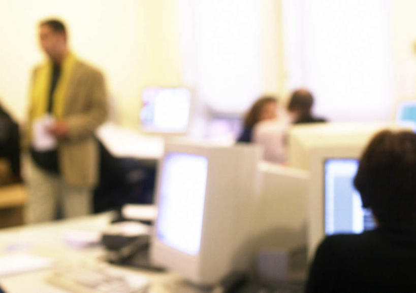 西方人,四个人,同事,商务人士,商务男性,商务女性,办公室,站,坐,说,横图,室内,白天,正面,衬衫,讨论,成功,合作,团队,集体,信心,电脑,显示器,鼠标,键盘,家具,桌子,欧洲,欧洲人,套装,朦胧,模糊,网络,办公桌,输入设备,通讯设备,队伍,相视,站着,面对面,台式电脑,对视,三台,领导,成就,通信设备,相对,商务装,合伙,领袖,工薪阶层,输出设备,相看,办公家具,单手抄兜,单手放兜,交流,男人,男性,年轻男性,年轻女性,女人,女性,白种人,白领,上班族,插兜,沟通,讲话,交谈,商讨,手插兜,手放口袋,说话,谈话,站立,坐着,半身,彩图,衬衣,手抄兜