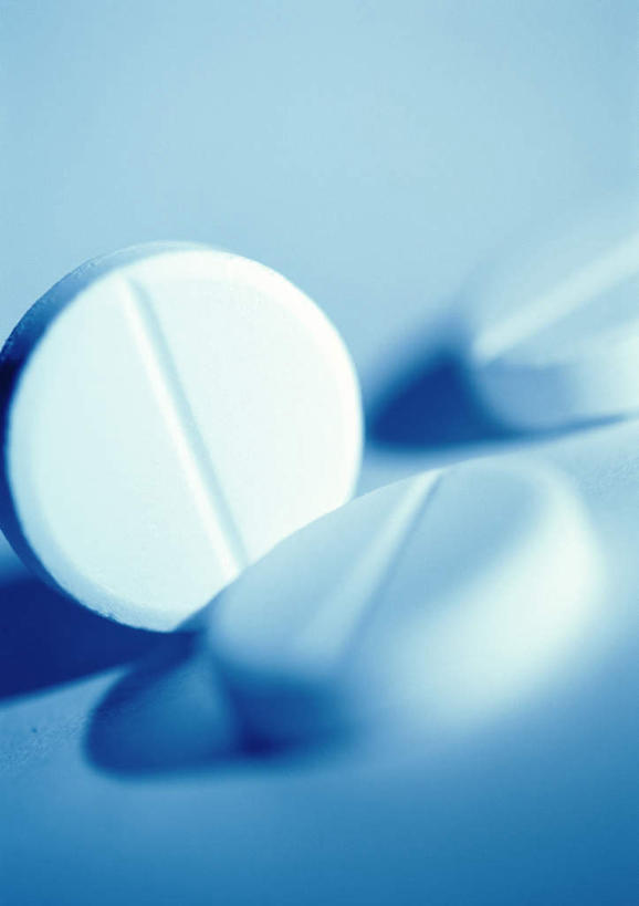 无人,竖图,俯视,室内,特写,白天,白色背景,静物,朦胧,模糊,科学,医学,医药,三片,药片,药品,治疗,摄影,影棚,药物,西药,彩图,高角度拍摄,影棚拍摄,拍摄