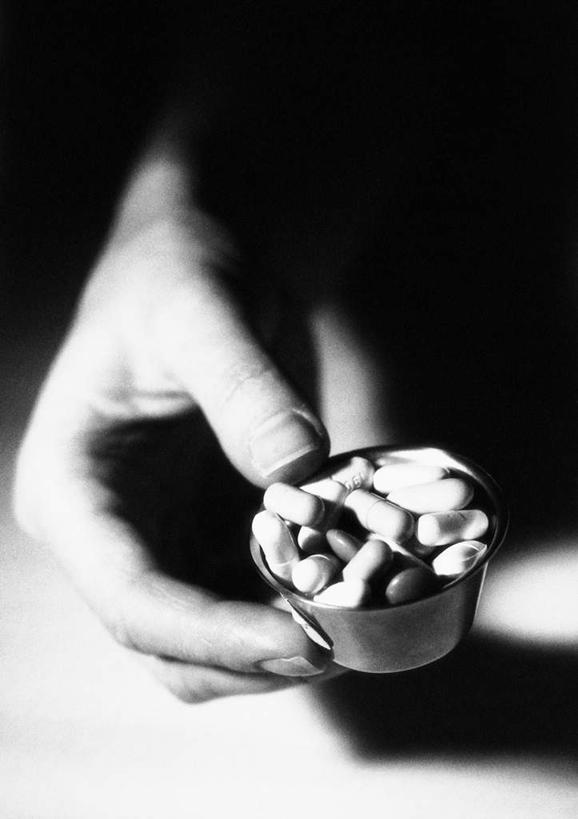 西方人,手,一个人,竖图,黑白,室内,特写,白天,白色背景,欧洲,欧洲人,仅一个男性,仅一个人,一堆,许多,握,堆叠,堆积,科学,医学,医药,拿,拿着,药片,仅一个年轻男性,一只,药品,碗,手部,治疗,握着,摄影,影棚,堆,药物,西药,男人,男性,年轻男性,白种人,半身,彩图,影棚拍摄,拍摄
