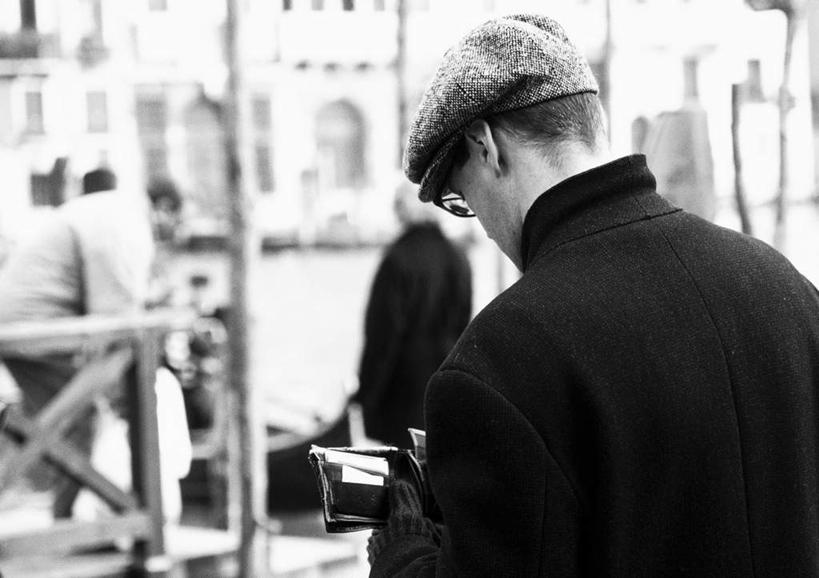 西方人,一个人,站,横图,黑白,室外,白天,帽子,欧洲,欧洲人,仅一个男性,仅一个人,朦胧,模糊,眼镜,拿,拿着,仅一个年轻男性,背面,站着,皮夹子,钱包,零钱包,皮夹,贝雷帽,近视眼镜,男人,男性,年轻男性,白种人,站立,半身