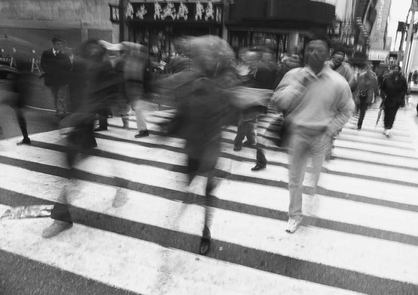 西方人,站,走,横图,黑白,室外,白天,正面,道路,路,人行横道,公路,欧洲,欧洲人,朦胧,模糊,人行道,交通,许多人,站着,一群人,人行横道线,男人,男性,年轻男性,年轻女性,女人,女性,白种人,斑马线,马路,步行,散步,站立,走路,全身