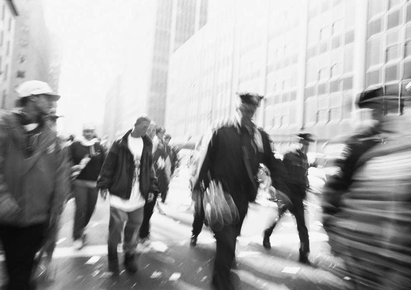 西方人,交警,站,走,横图,黑白,室外,白天,正面,工作服,制服,道路,路,公路,帽子,欧洲,欧洲人,朦胧,模糊,交通,许多人,站着,一群人,工作制服,男人,男性,年轻男性,白种人,交通管理员,交通警察,马路,步行,散步,站立,走路,半身,工作套服