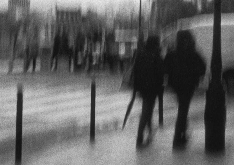 西方人,两个人,伙伴,朋友,栏杆,站,走,横图,黑白,室外,白天,正面,友谊,道路,路,人行横道,公路,欧洲,欧洲人,朦胧,模糊,人行道,围栏,交通,护栏,站着,人行横道线,友情,年轻女性,女人,女性,白种人,斑马线,马路,步行,散步,站立,走路,全身