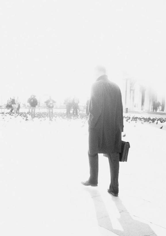 西方人,一个人,站,竖图,黑白,室外,白天,正面,欧洲,欧洲人,仅一个男性,仅一个人,朦胧,模糊,包,公文包,拿,拿着,仅一个年轻男性,站着,公事包,男人,男性,年轻男性,白种人,站立,全身