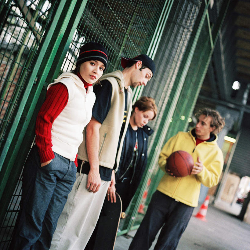 西方人,四个人,伙伴,朋友,站,抱,方图,室外,白天,正面,友谊,篮球,欧洲,欧洲人,篮球装备,运动器械,站着,健身器械,抱着,搂着,健身器材,篮球运动,友情,男人,男性,年轻男性,年轻女性,女人,女性,白种人,搂,搂抱,站立,半身,彩图,运动器材