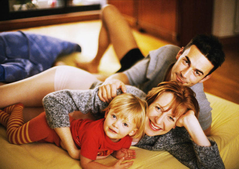 西方人,儿童,三个人,家庭,母亲,父亲,女儿,躺,笑,微笑,露齿笑,横图,室内,白天,正面,纯洁,床,卧室,欧洲,欧洲人,双人床,床单,被子,小孩,温暖,温馨,父女,母女,三口之家,一家人,父爱,可爱,母爱,童年,童趣,和睦,被单,童真,烂漫,无邪,卧着,天真,男人,男性,年轻男性,年轻女性,女孩,女人,女性,白种人,孩子,年轻人,躺着,卧,半身,彩图,睡房,卧房,融洽,女生