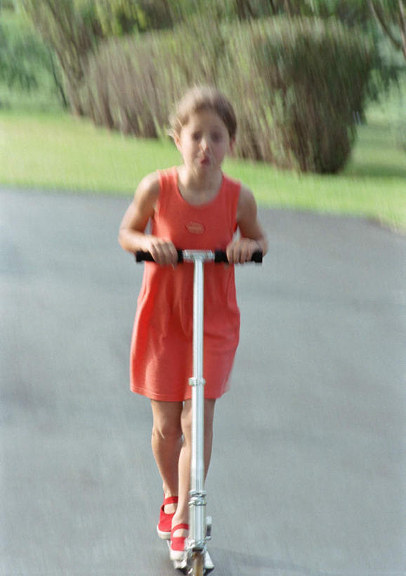 西方人,儿童,一个人,站,竖图,室外,白天,正面,游戏,纯洁,草地,草坪,植物,道路,路,公路,欧洲,欧洲人,仅一个女性,仅一个人,朦胧,模糊,交通,玩,娱乐,草,树,树木,小孩,绿色,自然,站着,仅一个小孩,休闲,滑板车,可爱,童年,童趣,生长,成长,活动,发泄,消遣,智力,童真,烂漫,无邪,宣泄,天真,女孩,女人,女性,白种人,孩子,马路,玩耍,嬉戏,站立,彩图,全身,女生