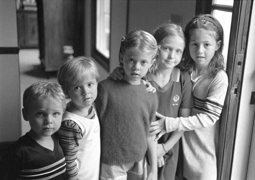 西方人,儿童,站,笑,微笑,横图,黑白,室内,白天,正面,纯洁,欧洲,欧洲人,走道,过道,许多人,小孩,站着,一群人,可爱,童年,童趣,童真,烂漫,无邪,天真,男孩,男人,男性,女孩,女人,女性,白种人,孩子,站立,全身,男生,女生