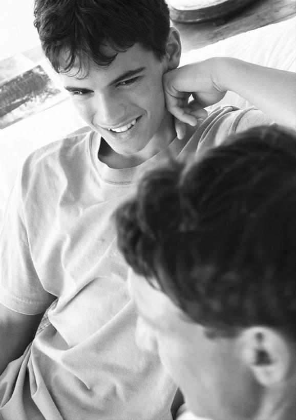 西方人,两个人,伙伴,朋友,坐,笑,微笑,露齿笑,竖图,俯视,黑白,室内,白天,友谊,欧洲,欧洲人,友情,男人,男性,年轻男性,白种人,坐着,半身,高角度拍摄