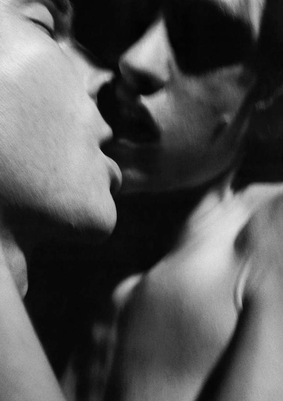 西方人,两个人,夫妻,站,吻,竖图,黑白,室内,白天,正面,爱情,欧洲,欧洲人,阴影,光线,影子,浪漫,阳光,站着,恩爱,恋人,男人,男性,年轻男性,年轻女性,女人,女性,白种人,情侣,接吻,亲,亲吻,亲嘴,站立,半身,伴侣