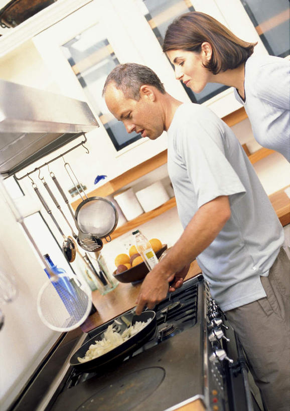 西方人,两个人,夫妻,站,竖图,室内,白天,仰视,爱情,烹饪,西餐,厨房,餐具,欧洲,欧洲人,炒锅,料理,食品,浪漫,拿,拿着,菜肴,美食,食物,站着,恩爱,西式,恋人,佳肴,男人,男性,女人,女性,中年男性,中年女性,白种人,情侣,进餐用具,烹调用具,站立,半身,彩图,低角度拍摄,灶间,伴侣