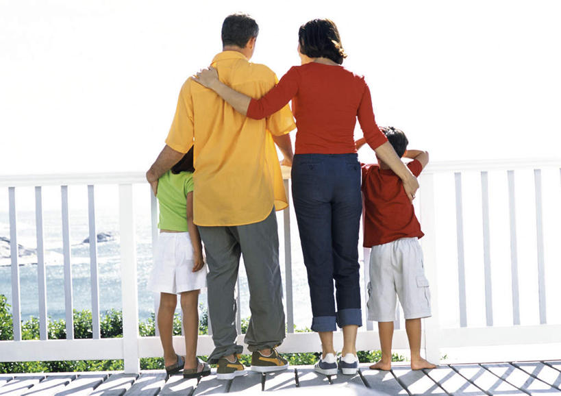 西方人,儿童,三个人,家庭,母亲,父亲,女儿,儿子,栏杆,站,抱,横图,室外,白天,纯洁,海浪,海洋,植物,欧洲,欧洲人,阴影,光线,影子,浪花,围栏,护栏,树,树木,小孩,背面,绿色,阳光,自然,海水,站着,温暖,温馨,父女,父子,母女,母子,一家人,父爱,可爱,母爱,童年,童趣,生长,成长,抱着,和睦,搂着,海景,童真,烂漫,无邪,天真,男孩,男人,男性,年轻男性,年轻女性,女孩,女人,女性,白种人,孩子,年轻人,大海,风浪,海,海水的波动,近岸浪,涌浪,搂,搂抱,站立,彩图,全身,融洽,男生,女生