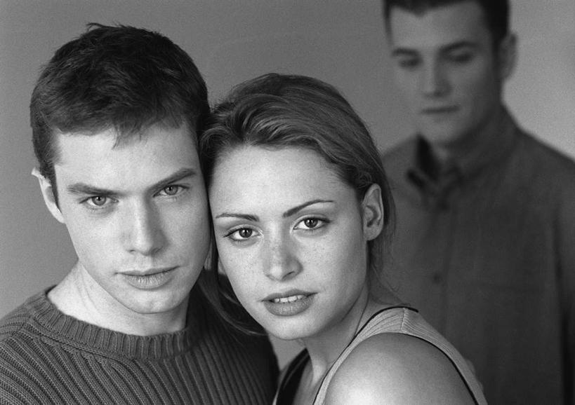 西方人,脸,头,脸颊,三个人,夫妻,伙伴,朋友,横图,黑白,室内,特写,白天,正面,爱情,失败,友谊,欧洲,欧洲人,灰色背景,沮丧,浪漫,难受,恩爱,无奈,恋人,摄影,影棚,失望,悲伤,伤心,难过,失落,颓废,挫败,受挫,落败,落空,错过,失足,失意,失策,失算,颓丧,衰颓,悲哀,懊丧,颓靡,气馁,丧气,败北,挫折,失利,友情,男人,男性,年轻男性,年轻女性,女人,女性,白种人,头部,脸部,脸蛋,面部,情侣,半身,影棚拍摄,拍摄,伴侣