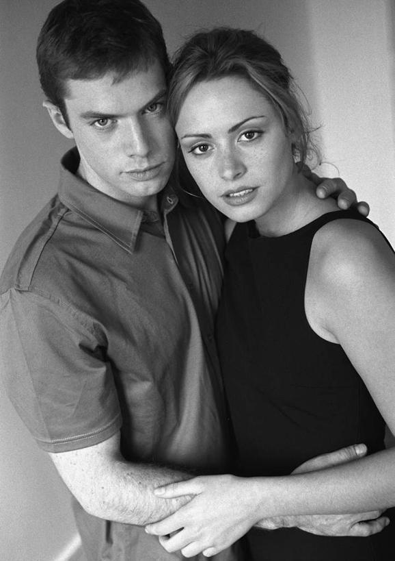 西方人,两个人,夫妻,站,抱,竖图,黑白,室内,白天,正面,爱情,欧洲,欧洲人,朦胧,模糊,墙,浪漫,墙壁,墙面,站着,恩爱,恋人,抱着,搂着,男人,男性,年轻男性,年轻女性,女人,女性,白种人,情侣,怀抱,搂,搂抱,相抱,拥抱,站立,半身,伴侣