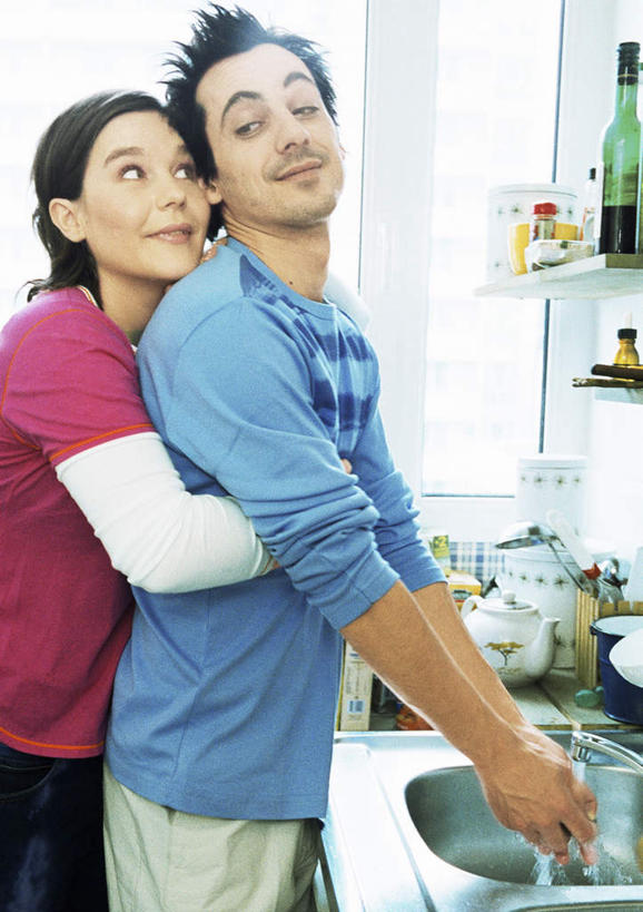 西方人,两个人,夫妻,站,抱,笑,微笑,竖图,室内,白天,侧面,爱情,水,厨房,窗户,欧洲,欧洲人,壶,水龙头,液体,水滴,浪漫,注视,玻璃窗,玻璃制品,酒瓶,水壶,玻璃瓶,茶壶,瓶子,观察,看,站着,恩爱,恋人,抱着,观看,察看,搂着,关注,男人,男性,年轻男性,年轻女性,女人,女性,白种人,情侣,怀抱,搂,搂抱,相抱,拥抱,站立,半身,彩图,灶间,伴侣