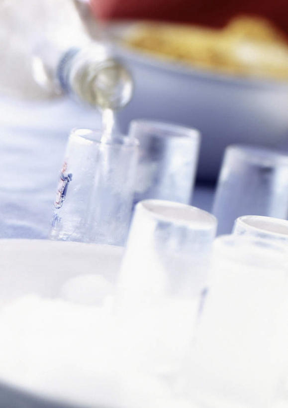 无人,竖图,俯视,室内,特写,白天,桌面,杯子,餐具,许多,倒,握,阴影,朦胧,模糊,光线,碟子,盘,影子,伏特加,酒类,拿,拿着,玻璃制品,酒,阳光,盘子,酒杯,碟,握着,一瓶,蒸馏酒,玻璃杯,彩图,高角度拍摄