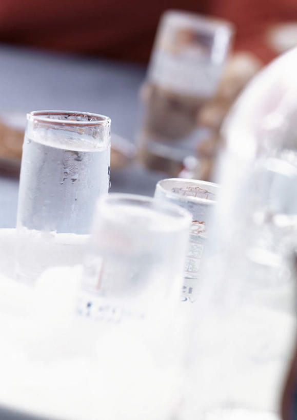 手,无人,竖图,俯视,室内,特写,白天,水,桌面,杯子,餐具,许多,握,阴影,朦胧,模糊,光线,碟子,盘,液体,影子,水滴,汽水,拿,拿着,玻璃制品,饮料,阳光,盘子,水杯,碟,手部,握着,玻璃杯,彩图,高角度拍摄