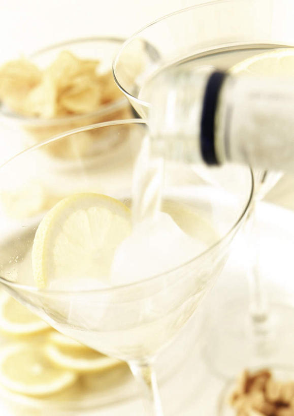 无人,竖图,俯视,室内,特写,白天,桌面,柠檬,杯子,水果,一堆,倒,切开,握,阴影,堆叠,堆积,朦胧,模糊,新鲜,光线,高脚杯,影子,生食,食品,坚果,果实,伏特加,酒类,一杯,拿,拿着,玻璃制品,酒,食物,阳光,酒杯,切,握着,有机食品,绿色食品,堆,剖面,切面,杜松子,蒸馏酒,玻璃杯,益母果,柠果,彩图,高角度拍摄