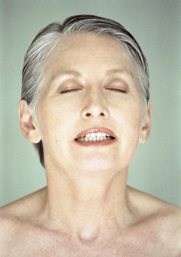 西方人,脸,头,脸颊,两个人,闭眼,笑,微笑,露齿笑,竖图,室内,特写,白天,白色背景,正面,欧洲,欧洲人,朦胧,模糊,摄影,影棚,呲牙,老年男性,老年女性,男人,男性,女人,女性,白种人,头部,脸部,脸蛋,面部,闭眼睛,闭着眼,闭着眼睛,抬头,仰头,半身,彩图,影棚拍摄,拍摄