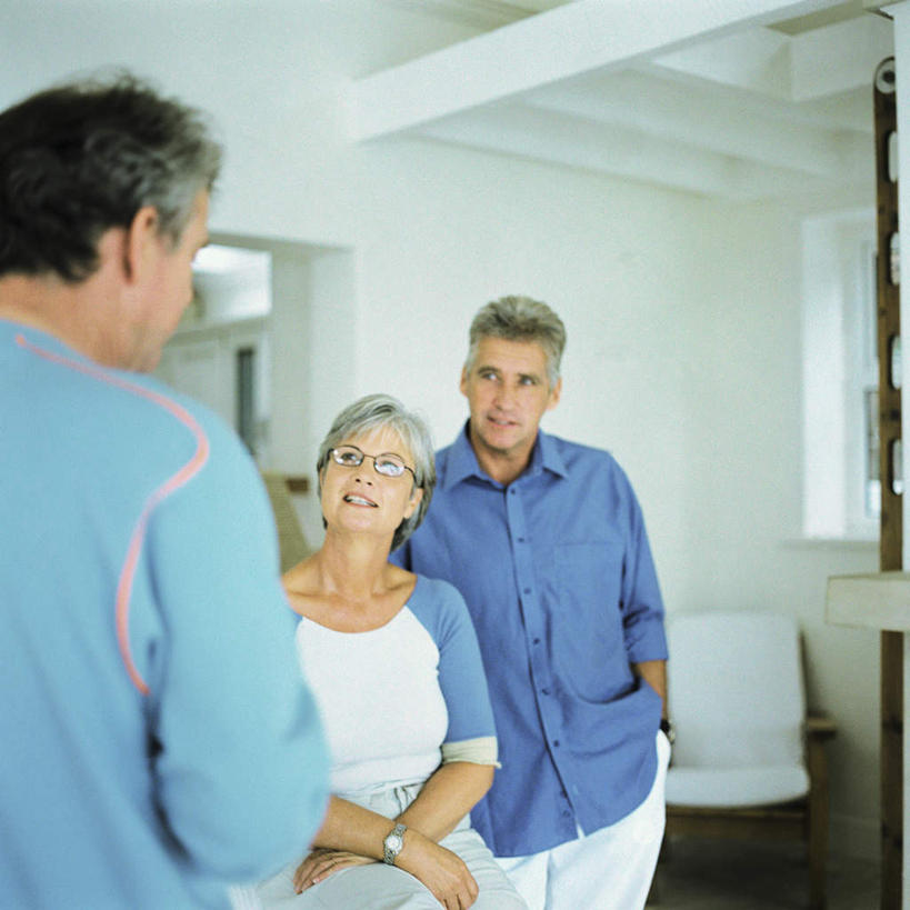 西方人,背部,三个人,夫妻,伙伴,朋友,站,笑,说,微笑,露齿笑,方图,室内,白天,正面,爱情,讨论,友谊,欧洲,欧洲人,朦胧,模糊,浪漫,注视,相视,观察,看,站着,面对面,恩爱,恋人,观看,对视,察看,关注,相对,相看,单手抄兜,单手放兜,交流,友情,老年男性,老年女性,男人,男性,女人,女性,白种人,情侣,插兜,沟通,讲话,交谈,商讨,手插兜,手放口袋,说话,抬头,谈话,仰头,站立,半身,彩图,伴侣,手抄兜