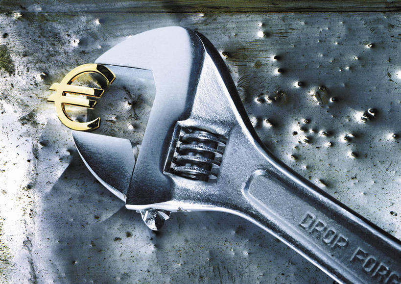 无人,横图,俯视,室内,白天,金属制品,连接,组合,金属,标志,符号,工具,文字,字符,字母,欧元,标识,铁板,一个,单个,扳手,链接,五金,紧固,拼接,拼凑,拼合,凑集,聚合,撮合,链结,牢固,扳头,活动扳手,彩图,高角度拍摄