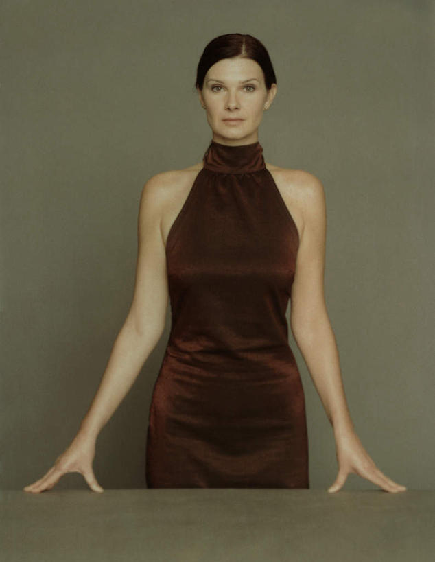 西方人,一个人,站,竖图,室内,白天,正面,晚礼服,桌子,欧洲,欧洲人,仅一个年轻女性,仅一个女性,仅一个人,灰色背景,注视,观察,看,站着,摄影,影棚,观看,察看,关注,燕尾服,年轻女性,女人,女性,白种人,站立,半身,彩图,影棚拍摄,晚宴服,舞会服,洋服,洋装,夜礼服,拍摄