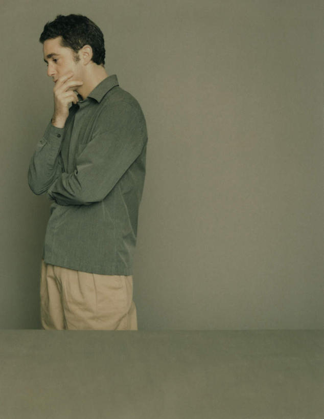 西方人,一个人,站,竖图,室内,白天,正面,桌子,欧洲,欧洲人,仅一个男性,仅一个人,撑,灰色背景,托腮,仅一个年轻男性,托,站着,思考,思索,摄影,影棚,托下巴,男人,男性,年轻男性,白种人,站立,半身,彩图,影棚拍摄,拍摄