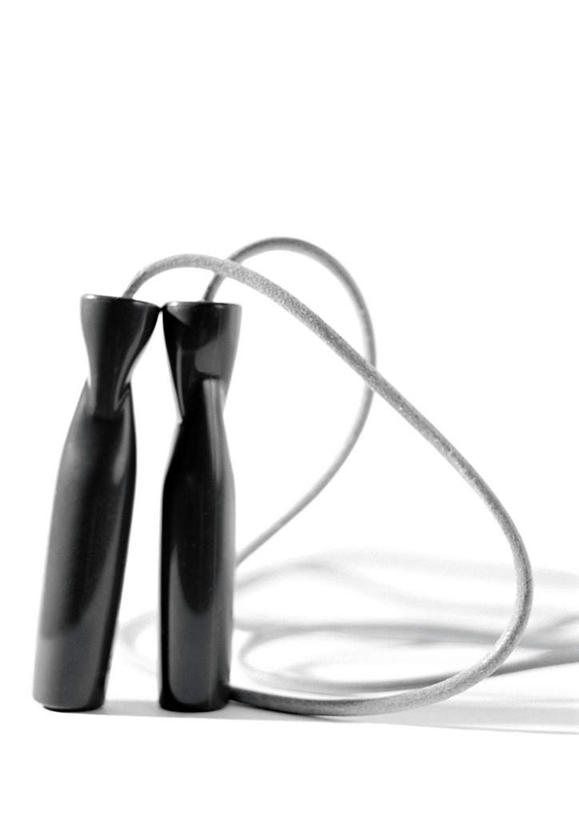 无人,跳绳,竖图,黑白,室内,特写,白天,白色背景,正面,锻炼,运动,静物,阴影,反射,光线,影子,运动器械,一个,绳子,健身器械,摄影,影棚,单个,绳索,健身器材,跳绳运动,体育,影棚拍摄,健身,拍摄,运动器材