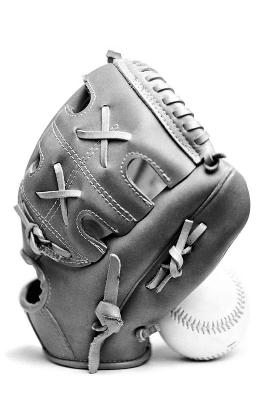 无人,竖图,黑白,室内,特写,白天,白色背景,正面,锻炼,运动,棒球,垒球,静物,阴影,反射,光线,棒球手套,影子,运动器械,球,一个,绳子,手套,健身器械,摄影,影棚,单个,绳索,健身器材,体育,影棚拍摄,健身,拍摄,运动器材