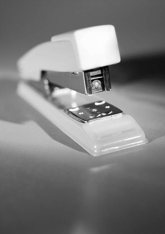 无人,竖图,黑白,室内,特写,白天,正面,桌面,桌子,静物,阴影,反射,光线,影子,办公用品,订书机,一个,摄影,影棚,单个,订书器,影棚拍摄,拍摄