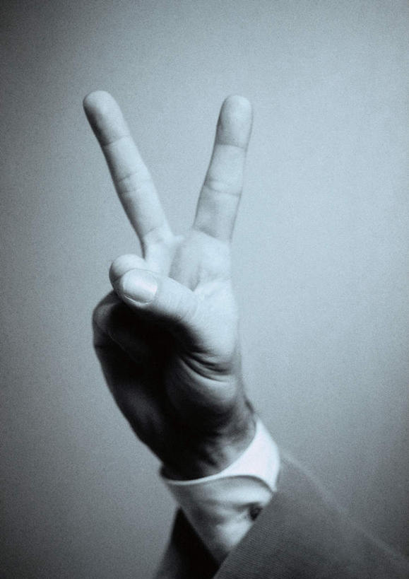 西方人,手,中指,一个人,竖图,室内,特写,白天,正面,骄傲,胜利,欧洲,欧洲人,仅一个男性,仅一个人,灰色背景,仅一个年轻男性,两个,手势,手部,手指,自信,摄影,影棚,单手,食指,男人,男性,年轻男性,白种人,半身,彩图,影棚拍摄,拍摄