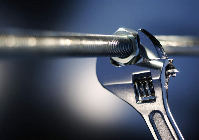 无人,横图,室内,特写,白天,正面,桌面,桌子,静物,一根,连接,阴影,蓝色背景,反射,光线,钢材,金属,钳子,影子,一个,钢筋,摄影,影棚,单个,扳手,螺母,紧固,螺纹,钢,牢固,彩图,影棚拍摄,拍摄