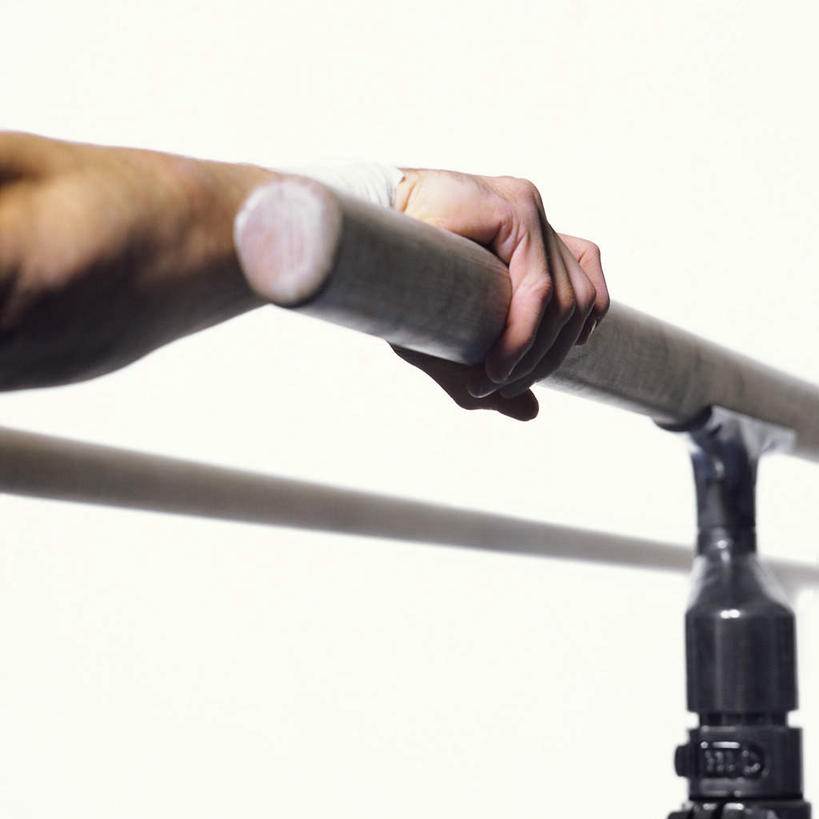 西方人,一个人,运动员,站,方图,室内,白天,白色背景,正面,锻炼,运动,双杠,欧洲,欧洲人,仅一个男性,仅一个人,握,体操,运动器械,仅一个年轻男性,站着,健身器械,力量,握着,摄影,影棚,支撑,健美,健身器材,体操运动员,体操运动,横杆,体育,男人,男性,年轻男性,白种人,体育运动员,运动选手,站立,半身,彩图,影棚拍摄,健身,拍摄,运动器材