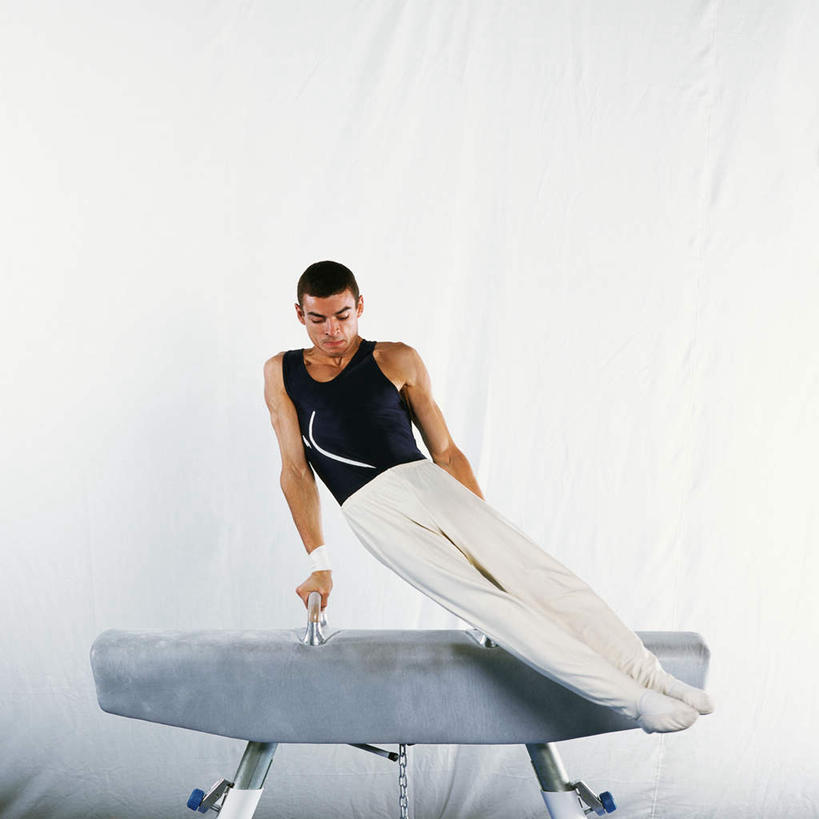 西方人,一个人,运动员,方图,室内,白天,白色背景,正面,锻炼,运动,鞍马,欧洲,欧洲人,仅一个男性,仅一个人,握,金属,体操,旋转,运动器械,仅一个年轻男性,健身器械,力量,握着,摄影,影棚,支撑,悬空,健美,健身器材,体操运动员,体操服,体操运动,软垫,体育,男人,男性,年轻男性,白种人,体育运动员,运动选手,彩图,全身,影棚拍摄,健身,拍摄,运动器材