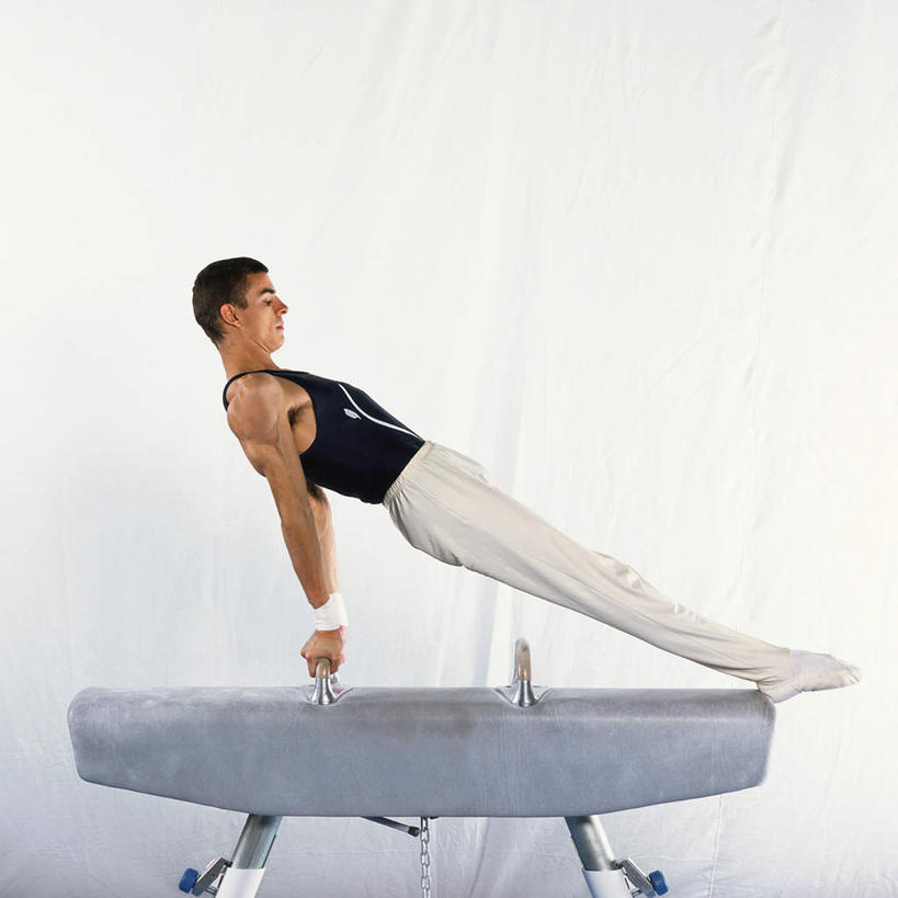 西方人,一个人,运动员,方图,室内,白天,白色背景,侧面,锻炼,运动,鞍马,欧洲,欧洲人,仅一个男性,仅一个人,握,金属,体操,旋转,运动器械,仅一个年轻男性,健身器械,力量,握着,摄影,影棚,支撑,悬空,健美,健身器材,体操运动员,体操服,体操运动,软垫,体育,男人,男性,年轻男性,白种人,体育运动员,运动选手,彩图,全身,影棚拍摄,健身,拍摄,运动器材