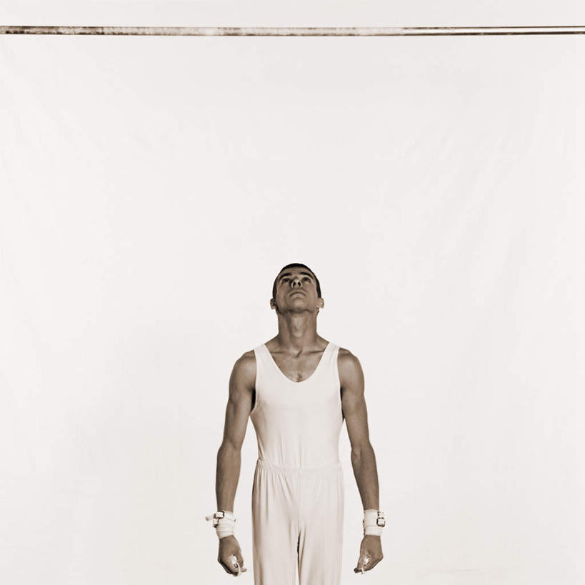 西方人,一个人,运动员,站,方图,室内,白天,白色背景,正面,锻炼,运动,单杠,欧洲,欧洲人,仅一个男性,仅一个人,准备,体操,护腕,注视,运动器械,仅一个年轻男性,看,站着,健身器械,力量,摄影,影棚,健美,关注,健身器材,体操运动员,体操服,体操运动,横杆,体育,男人,男性,年轻男性,白种人,体育运动员,运动选手,抬头,仰头,站立,半身,彩图,影棚拍摄,健身,拍摄,运动器材