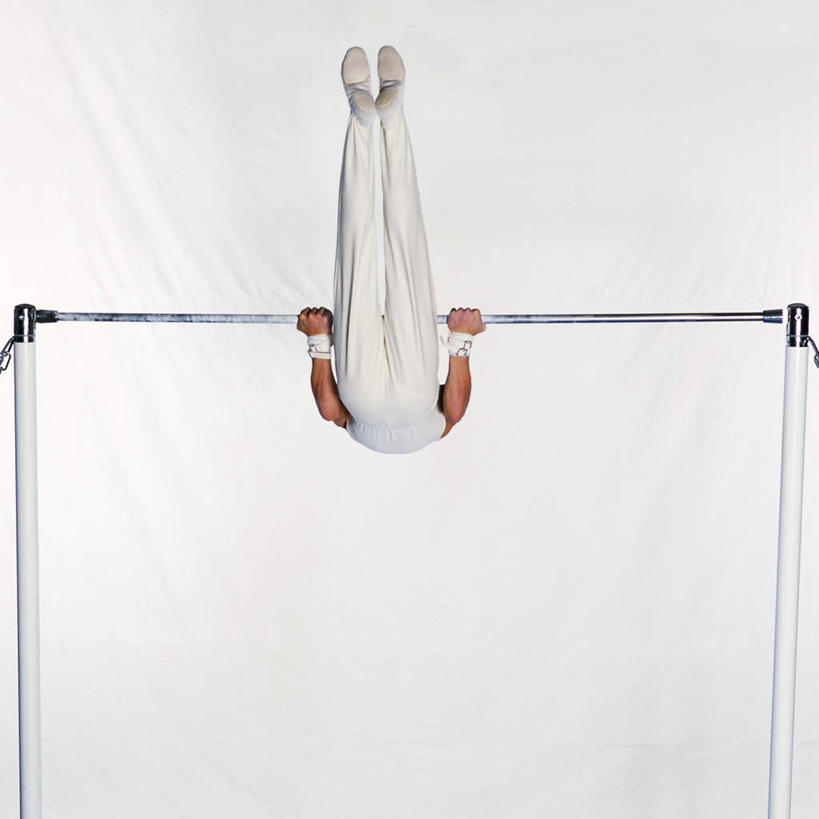 西方人,一个人,运动员,方图,室内,白天,白色背景,锻炼,运动,单杠,欧洲,欧洲人,仅一个男性,仅一个人,倒立,握,体操,半空,运动器械,仅一个年轻男性,背面,健身器械,力量,腾空,握着,摄影,影棚,支撑,悬空,健美,健身器材,体操运动员,体操服,体操运动,横杆,体育,男人,男性,年轻男性,白种人,体育运动员,运动选手,彩图,全身,影棚拍摄,健身,拍摄,运动器材