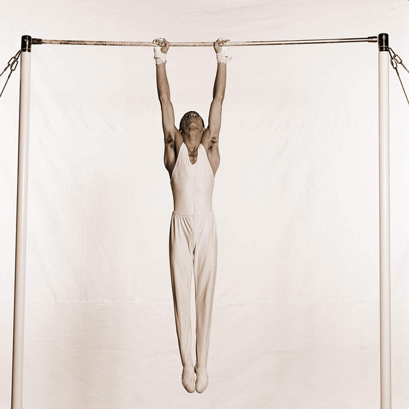 西方人,一个人,运动员,方图,室内,白天,白色背景,正面,锻炼,运动,单杠,欧洲,欧洲人,仅一个男性,仅一个人,握,悬挂,体操,半空,运动器械,仅一个年轻男性,健身器械,力量,腾空,握着,摄影,影棚,支撑,悬空,健美,健身器材,体操运动员,体操服,体操运动,横杆,体育,男人,男性,年轻男性,白种人,体育运动员,运动选手,彩图,全身,影棚拍摄,健身,拍摄,运动器材