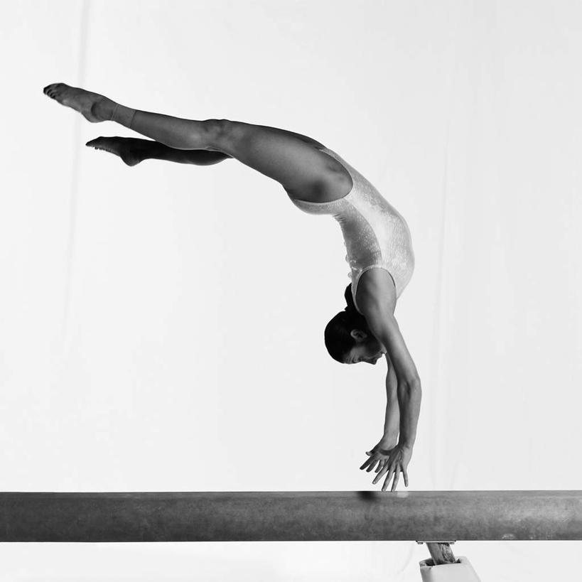 西方人,一个人,运动员,方图,黑白,室内,白天,白色背景,侧面,锻炼,运动,平衡木,欧洲,欧洲人,仅一个年轻女性,仅一个女性,仅一个人,撑,倒立,弯曲,体操,运动器械,弧度,健身器械,平衡,姿势,摄影,影棚,形体,撑着,健美,健身器材,塑形,体操运动员,体操服,体操运动,柔韧,体育,年轻女性,女人,女性,白种人,体育运动员,运动选手,全身,影棚拍摄,健身,拍摄,运动器材