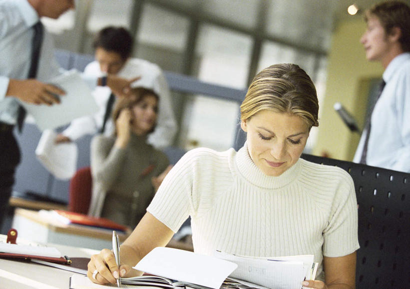 西方人,同事,商务人士,商务男性,商务女性,办公室,站,坐,笑,说,打电话,微笑,露齿笑,横图,室内,白天,正面,衬衫,讨论,成功,合作,团队,集体,信心,窗户,桌子,电话,手机,欧洲,欧洲人,握,写,套装,笔,材料,档案,文件,办公桌,领带,许多人,拿,拿着,通讯设备,队伍,玻璃窗,资料,记录,站着,一群人,握着,领导,象征,庄重,成就,文档,商务装,身份,登记,合伙,领袖,工薪阶层,正式,地位,交流,男人,男性,年轻男性,年轻女性,女人,女性,白种人,年轻人,白领,上班族,沟通,讲话,交谈,说话,谈话,通话,站立,坐着,半身,彩图,衬衣