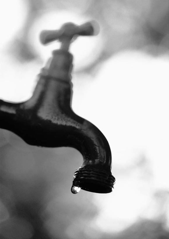 无人,竖图,黑白,室外,特写,白天,正面,水,静物,金属制品,阴影,朦胧,模糊,反射,光线,金属,水龙头,液体,影子,水滴,开关,一个,打开,单个,阀门,开启,水咀