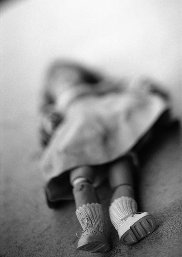 儿童,一个人,无人,躺,竖图,俯视,黑白,室内,特写,白天,裙子,游戏,纯洁,静物,玩具,仅一个女性,仅一个人,阴影,连衣裙,反射,光线,影子,玩,娱乐,一个,小孩,模型,仅一个小孩,休闲,可爱,童年,童趣,益智,摄影,影棚,单个,活动,发泄,消遣,智力,洋娃娃,童真,烂漫,无邪,宣泄,卧着,天真,女孩,女人,女性,孩子,躺着,玩耍,卧,嬉戏,高角度拍摄,全身,影棚拍摄,拍摄,女生