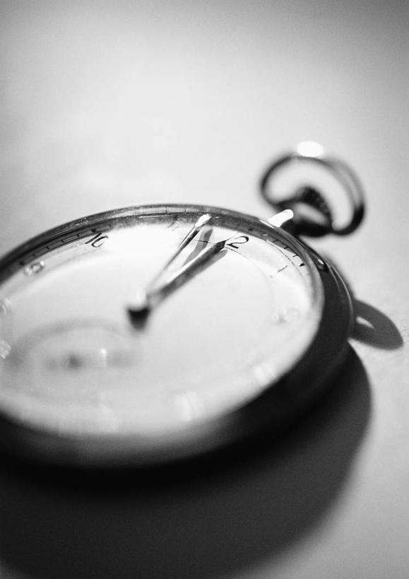 无人,竖图,俯视,黑白,室内,特写,白天,复古,桌面,桌子,静物,阴影,时间,反射,光线,时钟,影子,计时,怀表,一个,钟表,表,摄影,影棚,单个,挂表,钟,高角度拍摄,影棚拍摄,拍摄